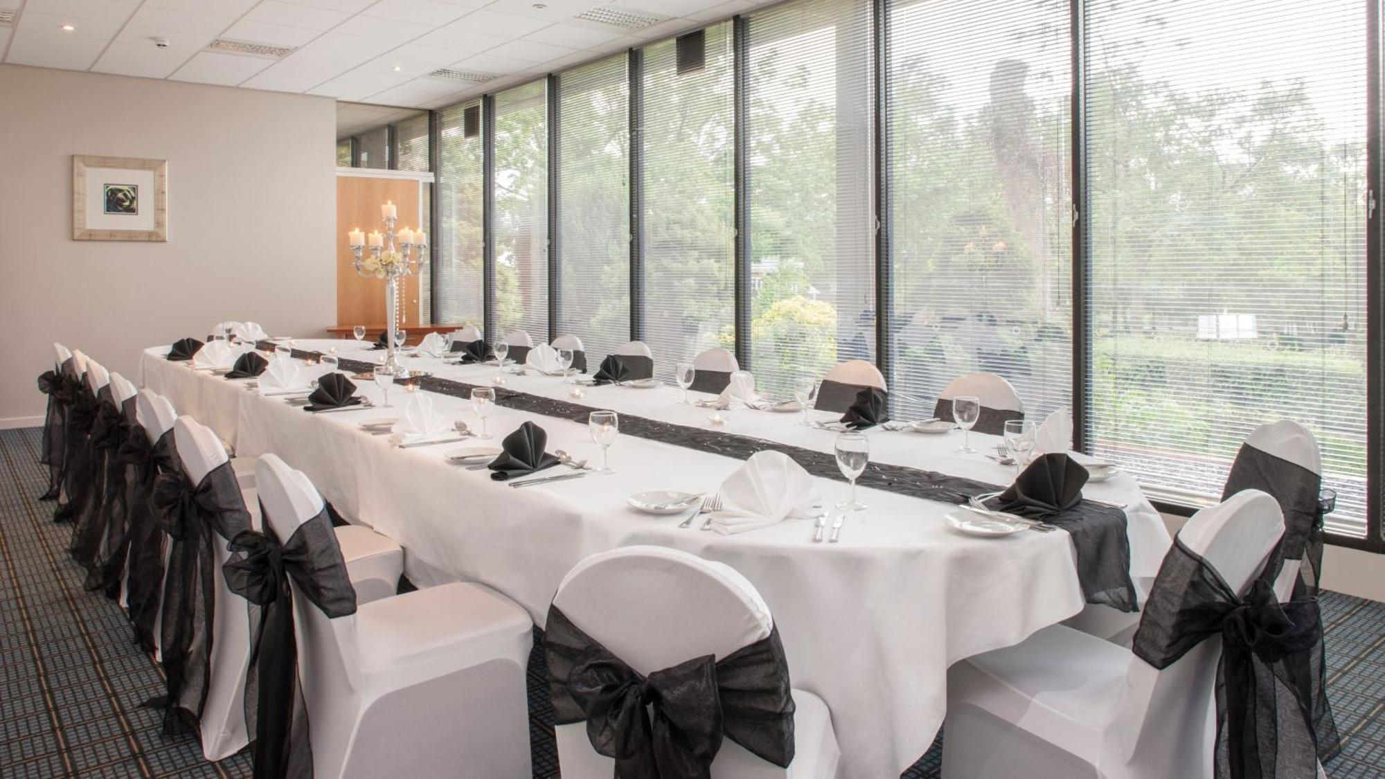 Holiday Inn Runcorn M56 Junction 12 By Ihg Bagian luar foto